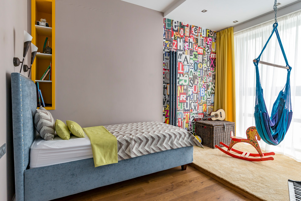 Idéer för att renovera ett funkis könsneutralt barnrum kombinerat med sovrum och för 4-10-åringar, med grå väggar, mellanmörkt trägolv och brunt golv