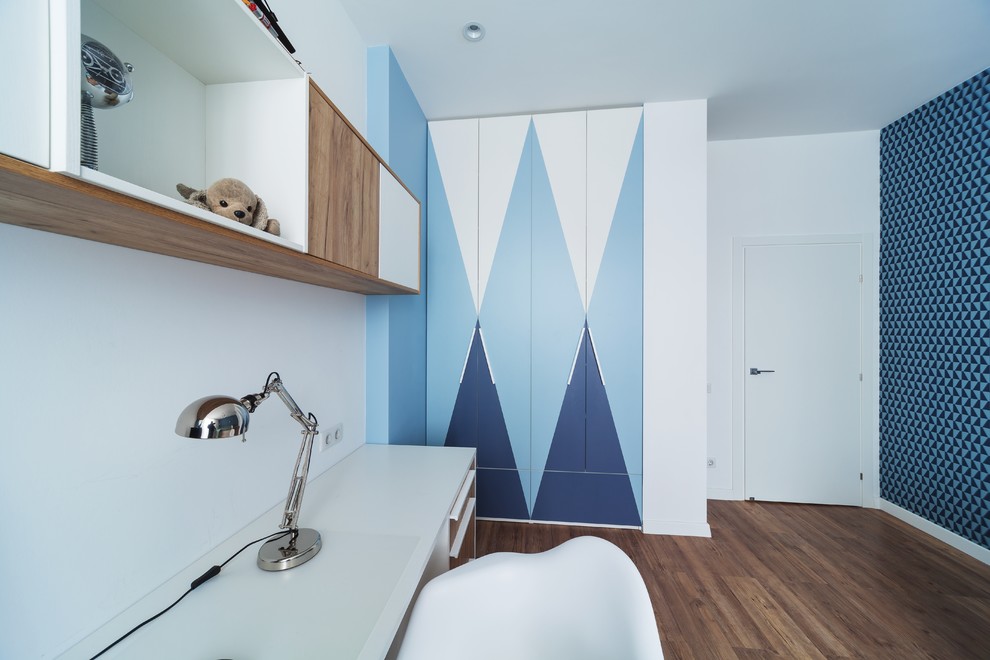 Idéer för ett mellanstort modernt barnrum kombinerat med lekrum, med blå väggar och brunt golv