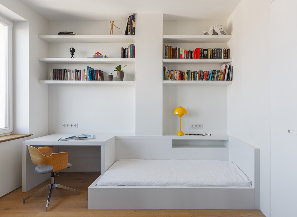 Idées déco pour une chambre d'enfant moderne de taille moyenne avec un mur blanc et parquet clair.