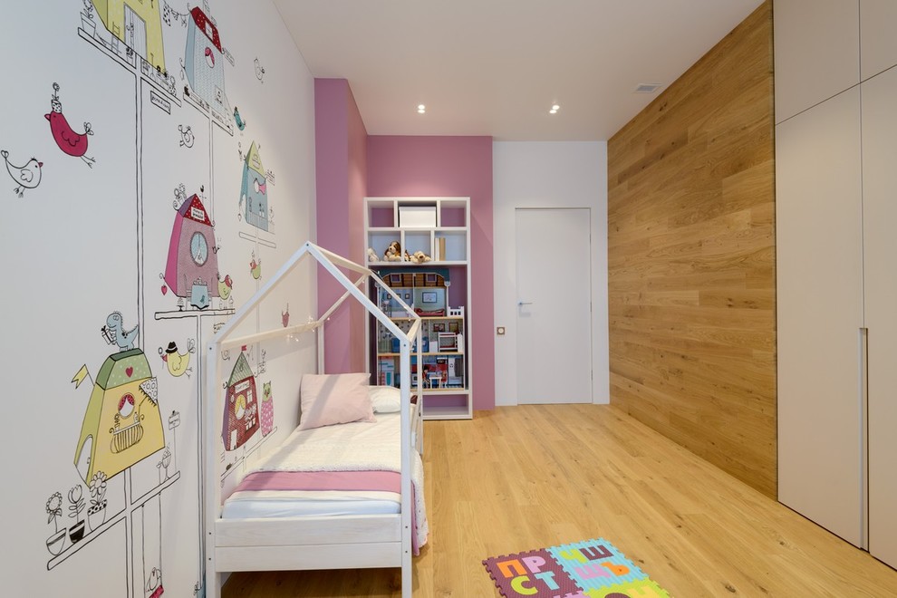 Foto på ett funkis flickrum kombinerat med sovrum och för 4-10-åringar, med flerfärgade väggar och mellanmörkt trägolv