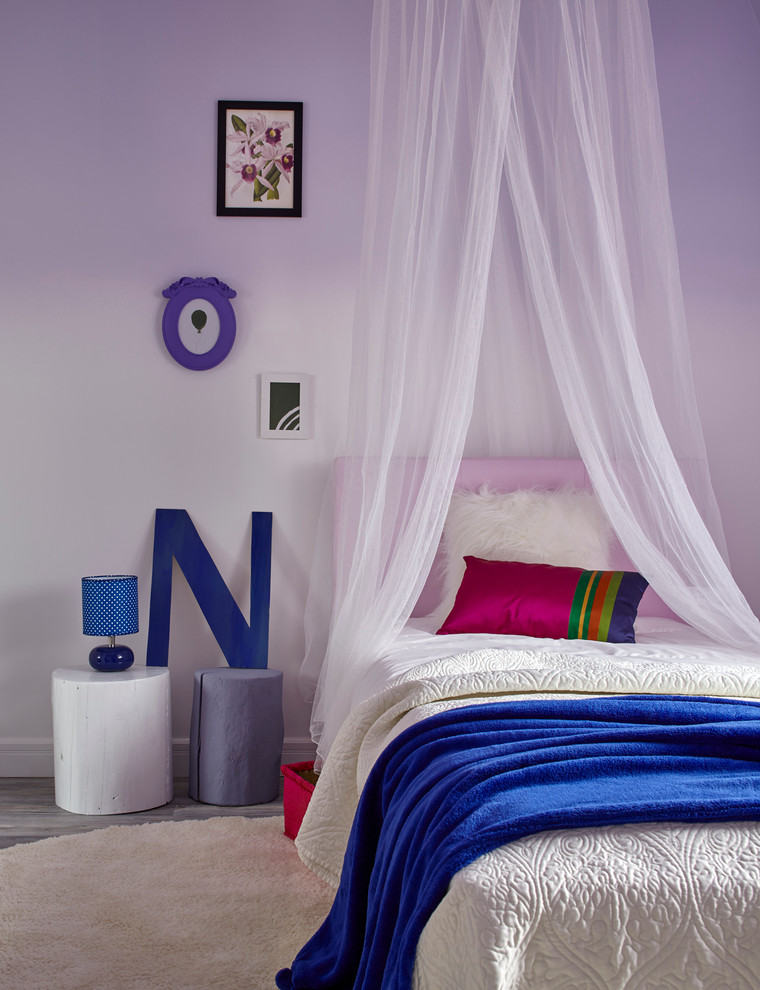 Источник вдохновения для домашнего уюта: детская среднего размера в скандинавском стиле с спальным местом, фиолетовыми стенами и паркетным полом среднего тона для ребенка от 4 до 10 лет, девочки