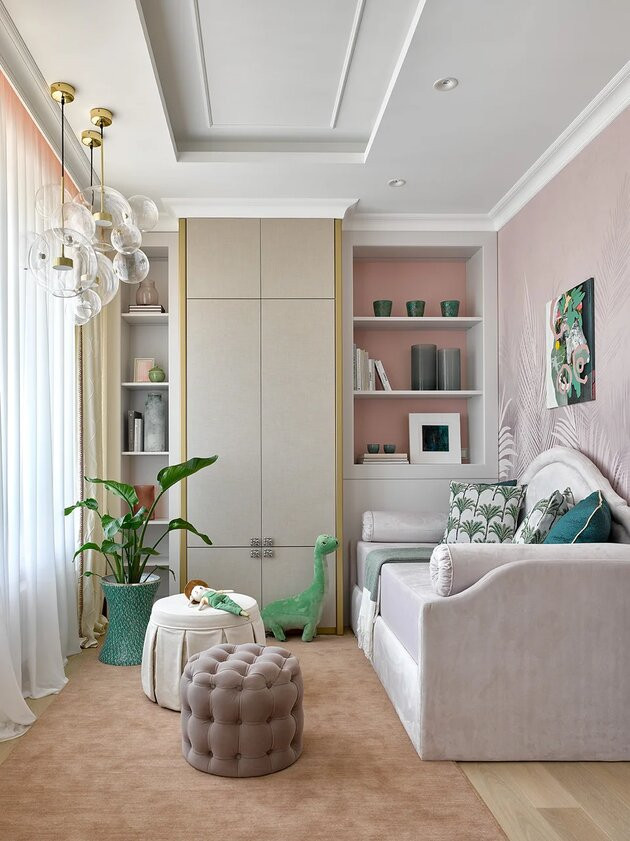 Стильный дизайн: детская в современном стиле с спальным местом, розовыми стенами, светлым паркетным полом и многоуровневым потолком для девочки - последний тренд