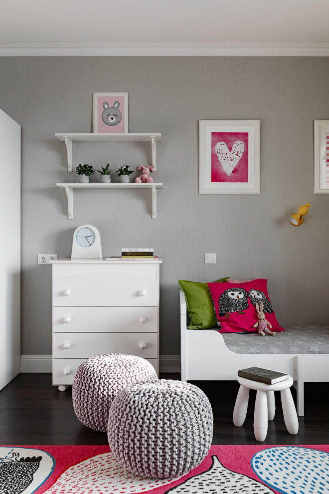 Modelo de habitación infantil unisex de 4 a 10 años clásica renovada de tamaño medio con paredes grises, suelo laminado y suelo marrón