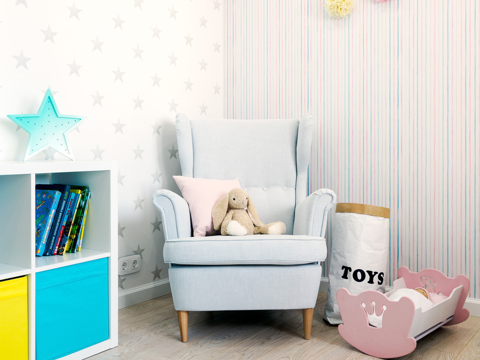 Diseño de habitación infantil unisex de 1 a 3 años nórdica de tamaño medio con paredes multicolor, suelo laminado y suelo beige