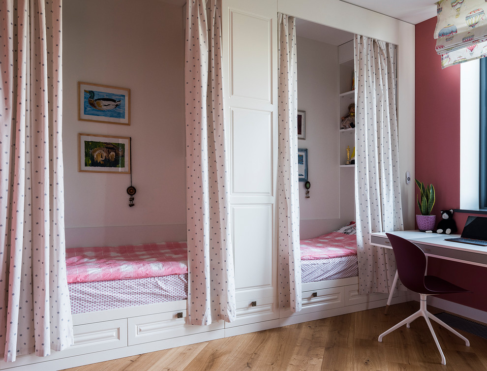 Exempel på ett modernt flickrum kombinerat med sovrum, med rosa väggar, mellanmörkt trägolv och brunt golv