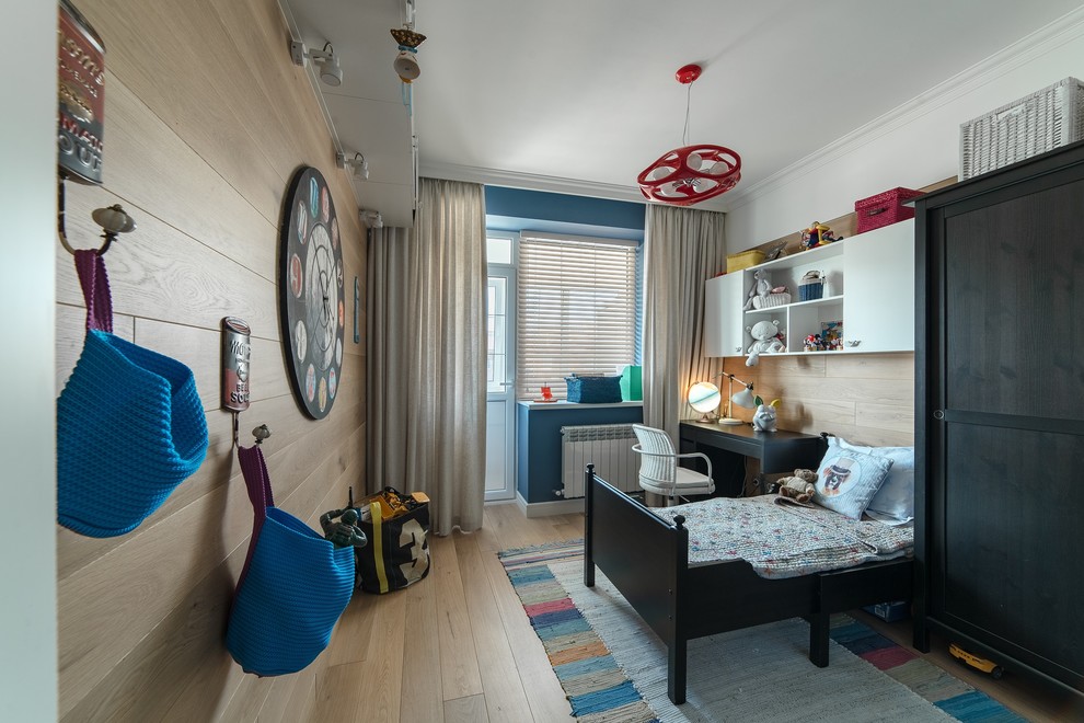 Idéer för funkis pojkrum kombinerat med sovrum och för 4-10-åringar, med flerfärgade väggar, ljust trägolv och beiget golv