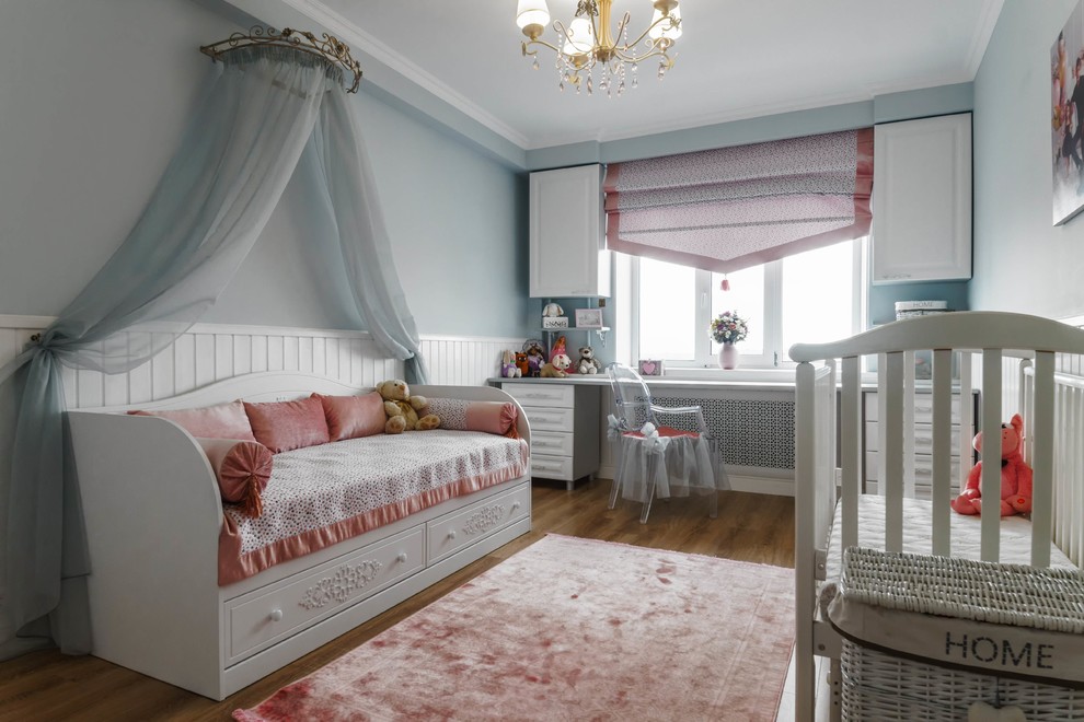 На фото: детская в стиле неоклассика (современная классика) с спальным местом, серыми стенами, паркетным полом среднего тона и коричневым полом для девочки