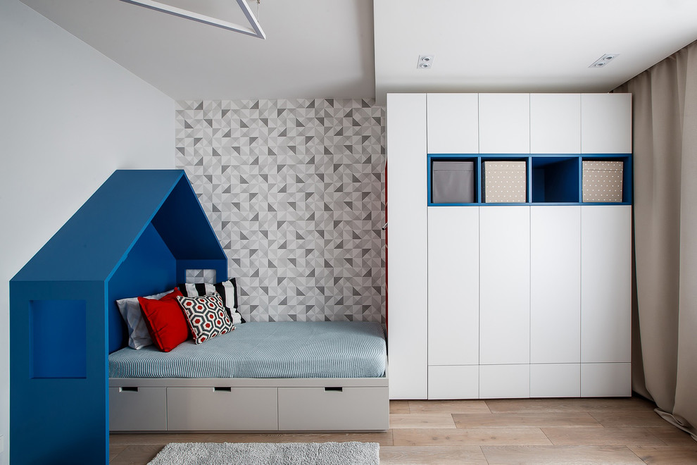 Inredning av ett modernt pojkrum kombinerat med sovrum, med grå väggar och brunt golv