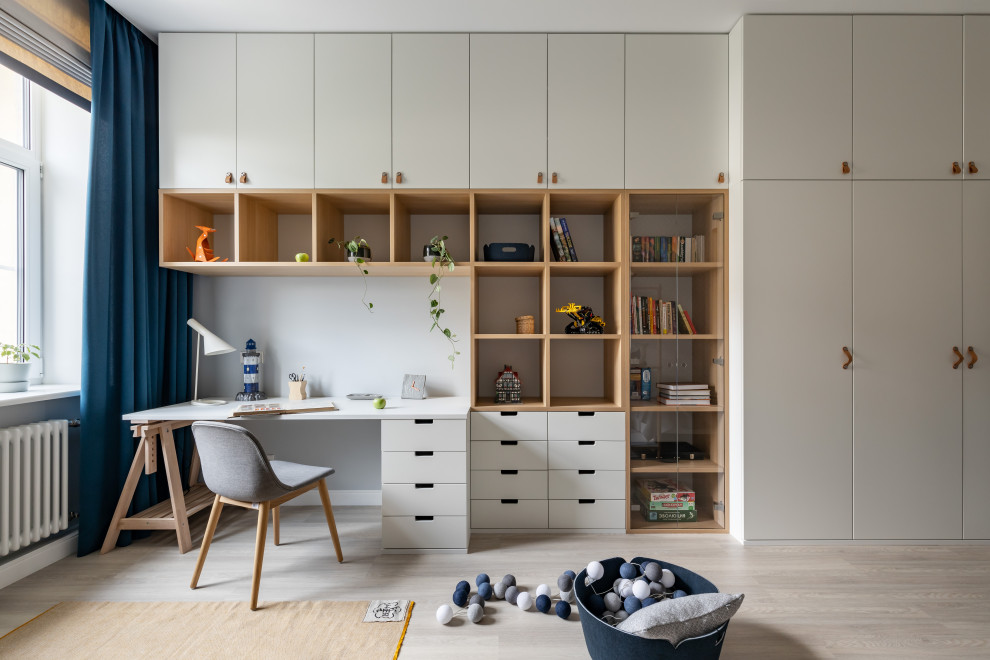 Imagen de habitación de niño de 4 a 10 años escandinava de tamaño medio con paredes blancas y suelo de madera en tonos medios