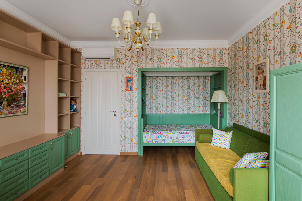 Стильный дизайн: детская в классическом стиле с спальным местом, разноцветными стенами, паркетным полом среднего тона и коричневым полом для девочки - последний тренд