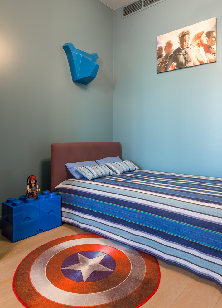 Inspiration pour une chambre d'enfant design de taille moyenne avec parquet clair et un mur bleu.