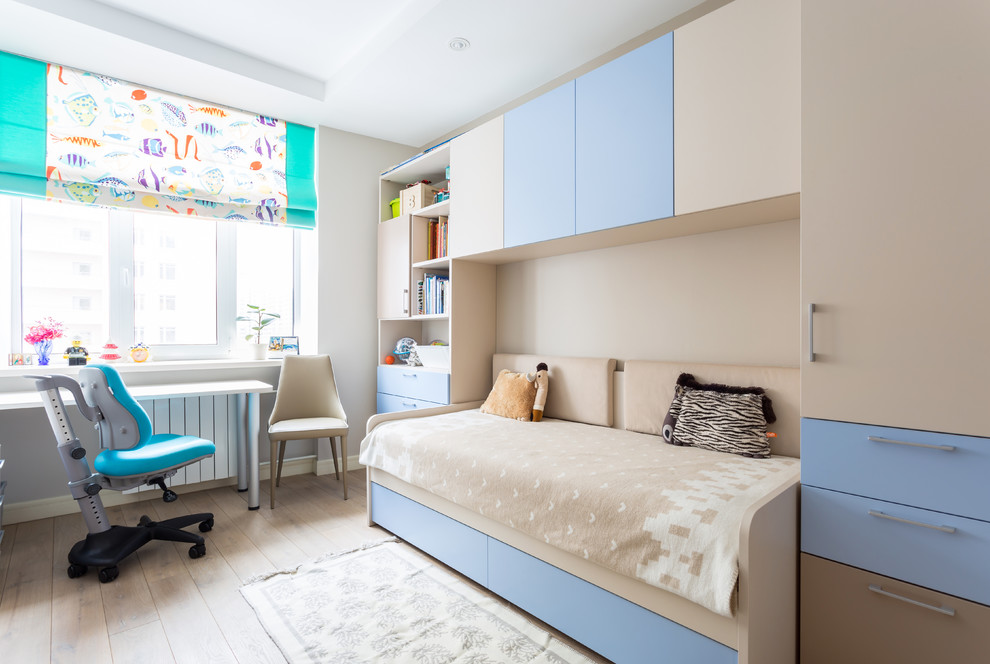 Idee per una cameretta per bambini da 4 a 10 anni minimal con pareti beige e parquet chiaro