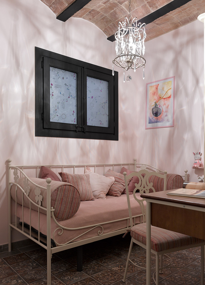 На фото: детская среднего размера в стиле фьюжн с спальным местом, розовыми стенами, полом из керамической плитки и коричневым полом для ребенка от 4 до 10 лет, девочки с