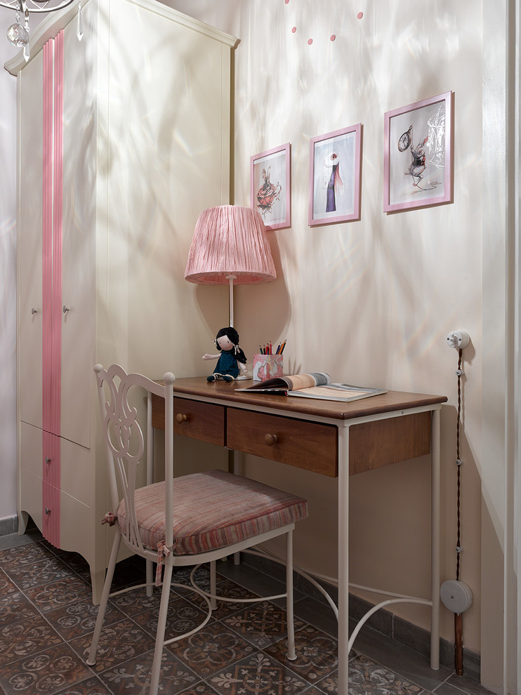Источник вдохновения для домашнего уюта: детская среднего размера в стиле неоклассика (современная классика) с розовыми стенами, полом из керамической плитки, коричневым полом и рабочим местом для ребенка от 4 до 10 лет, девочки