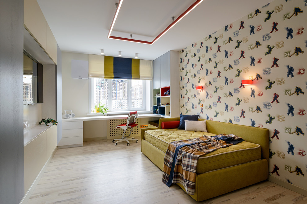 Inredning av ett modernt pojkrum kombinerat med sovrum och för 4-10-åringar, med flerfärgade väggar, ljust trägolv och beiget golv