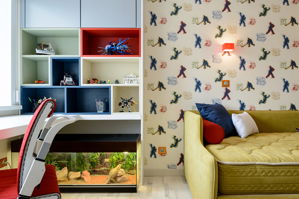 Diseño de dormitorio infantil de 4 a 10 años contemporáneo con paredes multicolor, suelo de madera clara y suelo beige