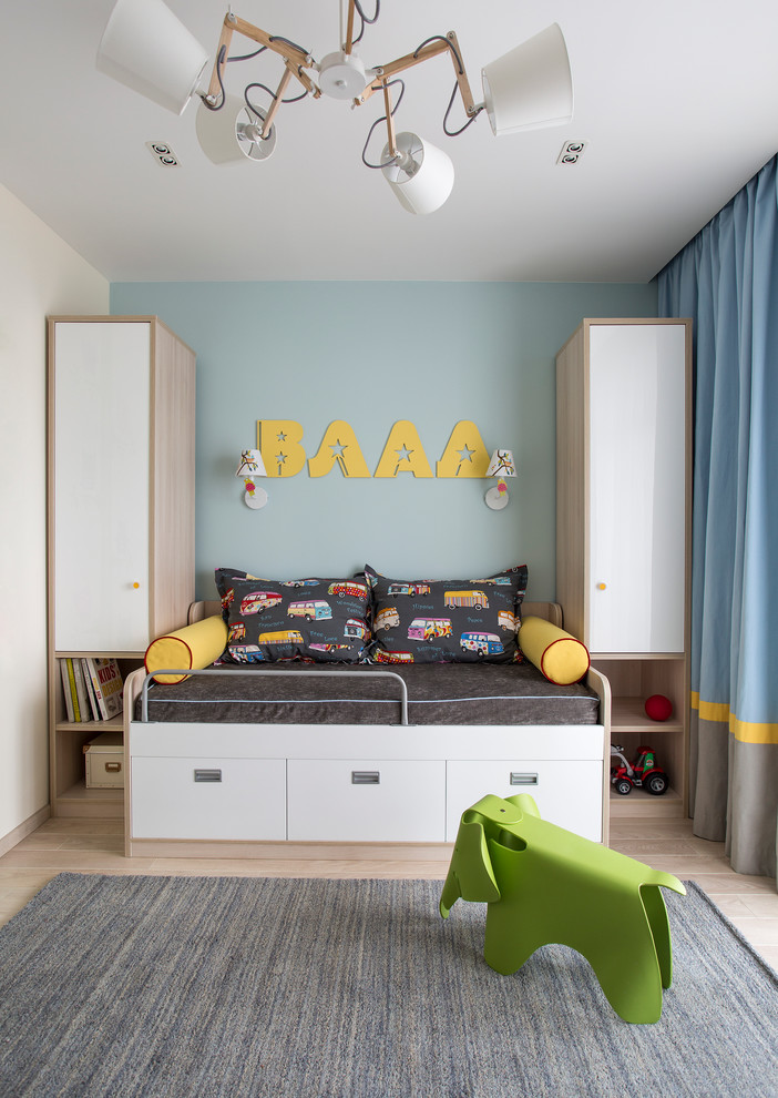 На фото: детская в современном стиле с спальным местом, светлым паркетным полом и разноцветными стенами для ребенка от 4 до 10 лет, мальчика