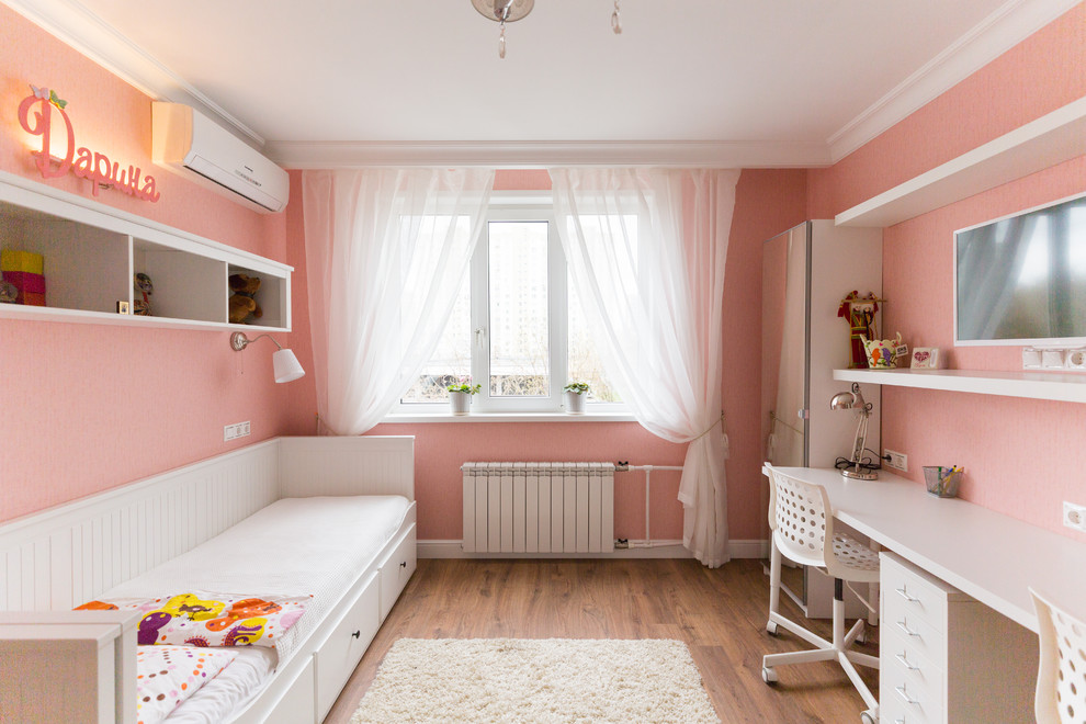Réalisation d'une chambre d'enfant nordique avec un mur rose, un sol en bois brun et un sol marron.