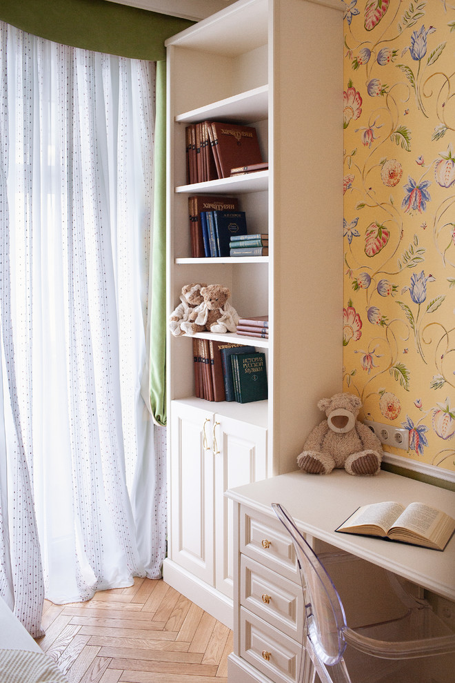 Idéer för små vintage flickrum för 4-10-åringar och kombinerat med skrivbord, med mellanmörkt trägolv, orange golv och beige väggar