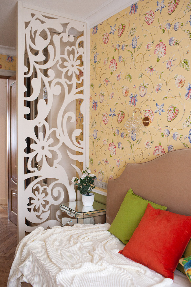 モスクワにあるお手頃価格の小さなトランジショナルスタイルのおしゃれな子供部屋 (マルチカラーの壁、無垢フローリング、児童向け、茶色い床) の写真