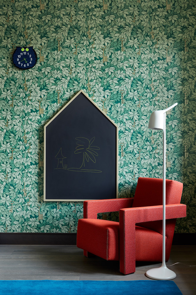 Cette image montre une chambre d'enfant design avec un mur vert et parquet foncé.