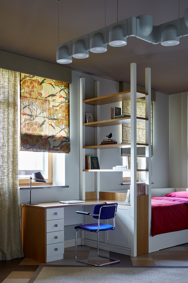 Cette photo montre une chambre neutre chic avec un bureau, un mur blanc, un sol multicolore et un sol en linoléum.