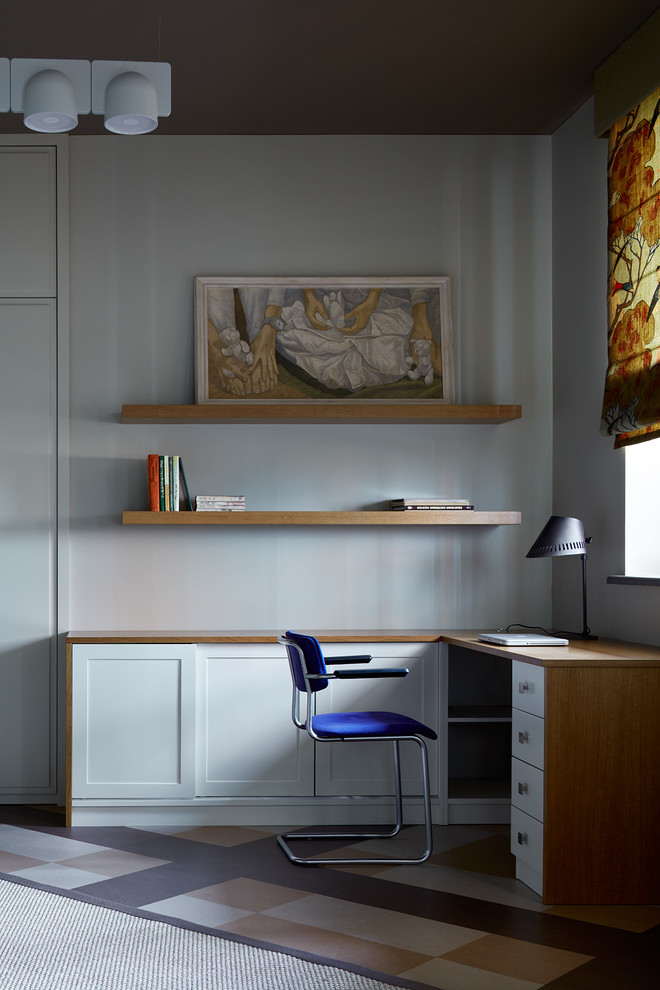 Exemple d'une chambre neutre chic avec un bureau, un mur blanc, un sol multicolore et un sol en linoléum.