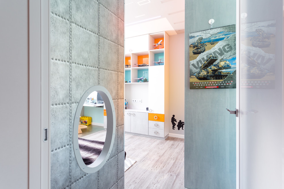 Idéer för ett mellanstort modernt pojkrum för 4-10-åringar, med grå väggar, bambugolv och grått golv