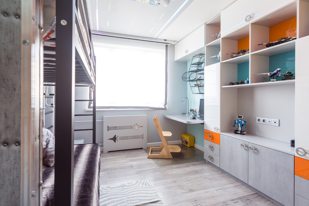 Idee per una cameretta da bambino da 4 a 10 anni design di medie dimensioni con pareti grigie, pavimento in bambù e pavimento grigio