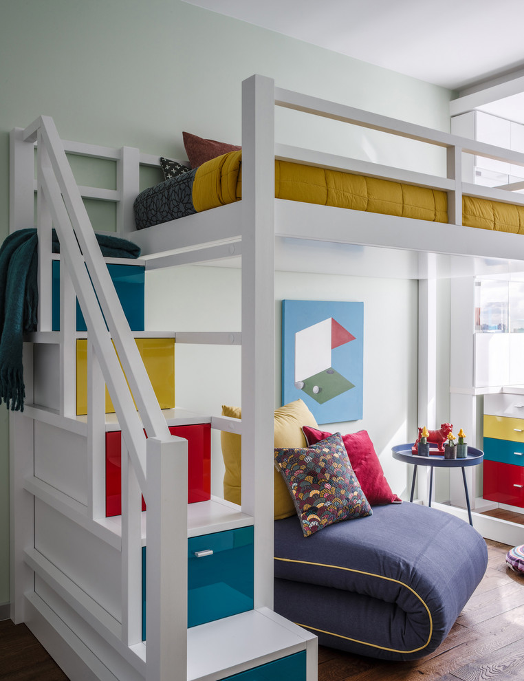 Immagine di una cameretta per bambini da 4 a 10 anni contemporanea con pareti grigie, pavimento marrone e pavimento in legno massello medio