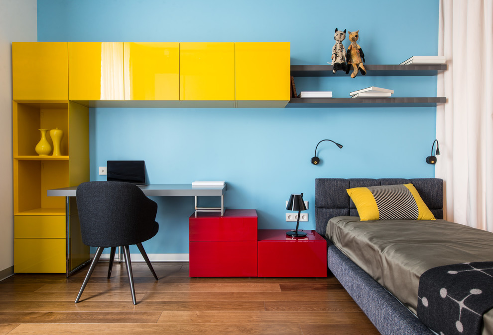 Idées déco pour une chambre d'enfant contemporaine avec un mur bleu, un sol en bois brun et un sol marron.