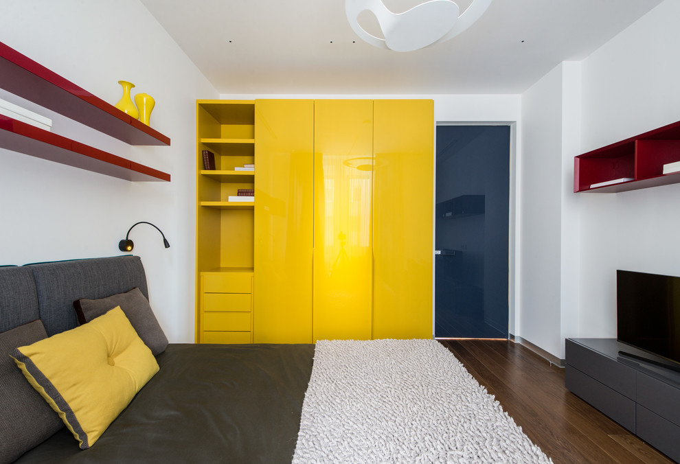 Cette photo montre une chambre d'enfant tendance avec un mur blanc, un sol en bois brun et un sol marron.