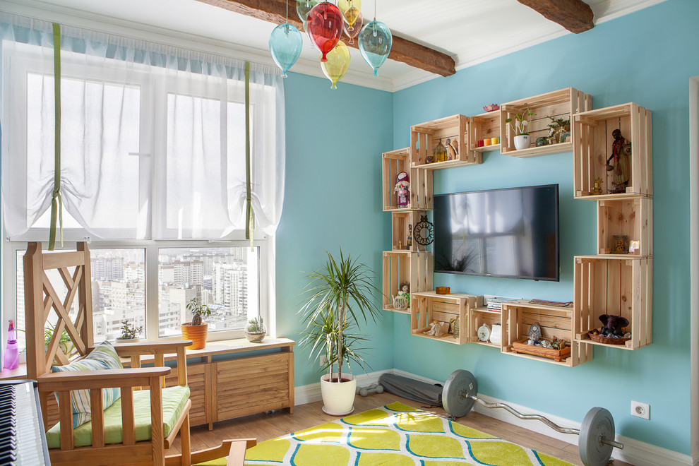 Exemple d'une salle de jeux d'enfant tendance de taille moyenne avec un mur bleu, un sol en bois brun et un sol beige.