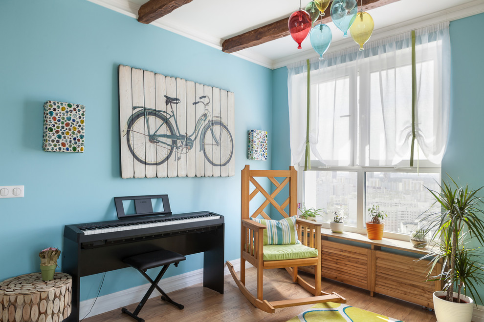 Foto di una stanza dei giochi stile marinaro di medie dimensioni con pareti blu, pavimento in legno massello medio e pavimento beige