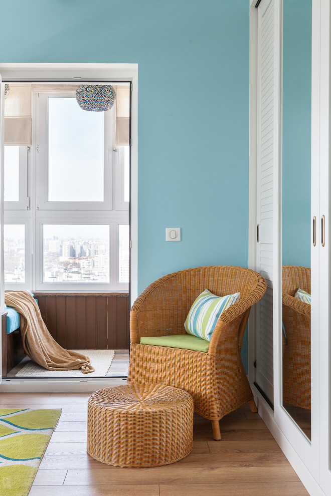 Mittelgroßes Mediterranes Kinderzimmer mit Spielecke, blauer Wandfarbe, braunem Holzboden und beigem Boden in Moskau