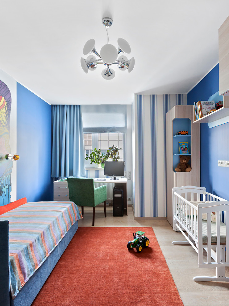 Cette image montre une chambre d'enfant design avec un mur bleu, parquet clair et un sol beige.