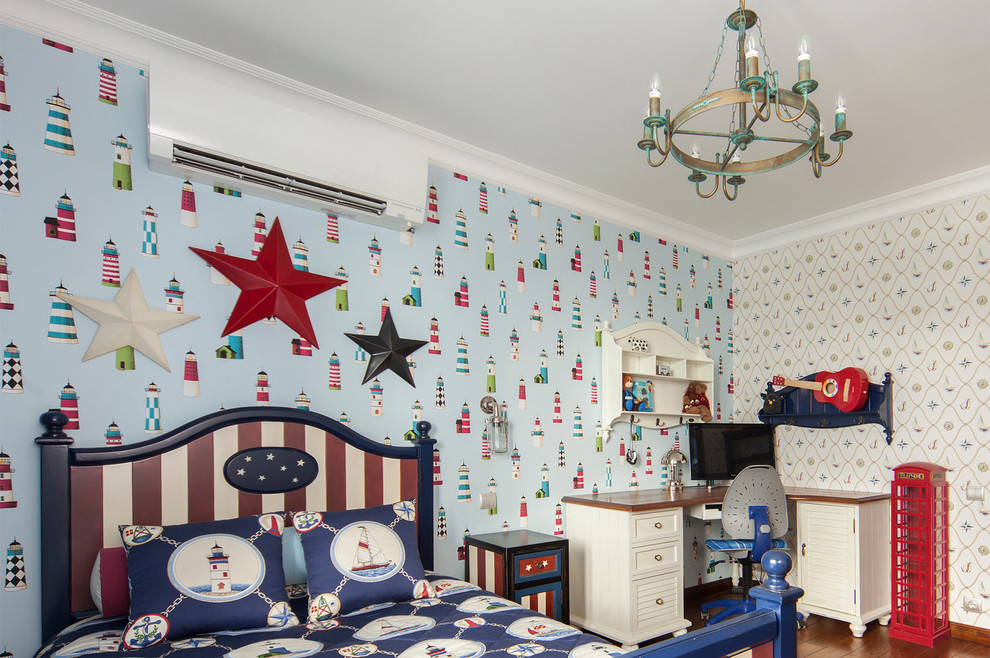Immagine di una cameretta per bambini da 4 a 10 anni stile marino di medie dimensioni con pareti blu e pavimento in legno massello medio