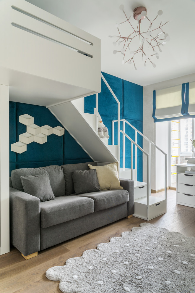 Modernes Jungszimmer mit Schlafplatz, blauer Wandfarbe, braunem Holzboden und braunem Boden in Moskau