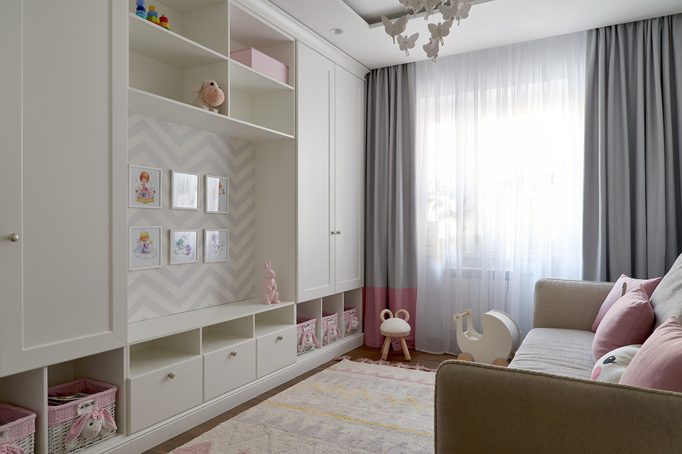 Foto de habitación de niña contemporánea con suelo de madera en tonos medios y suelo marrón