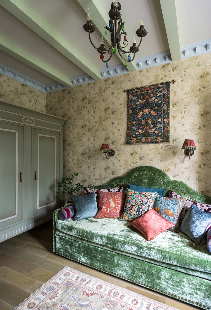 Idéer för mellanstora vintage barnrum kombinerat med sovrum, med beige väggar, ljust trägolv och beiget golv