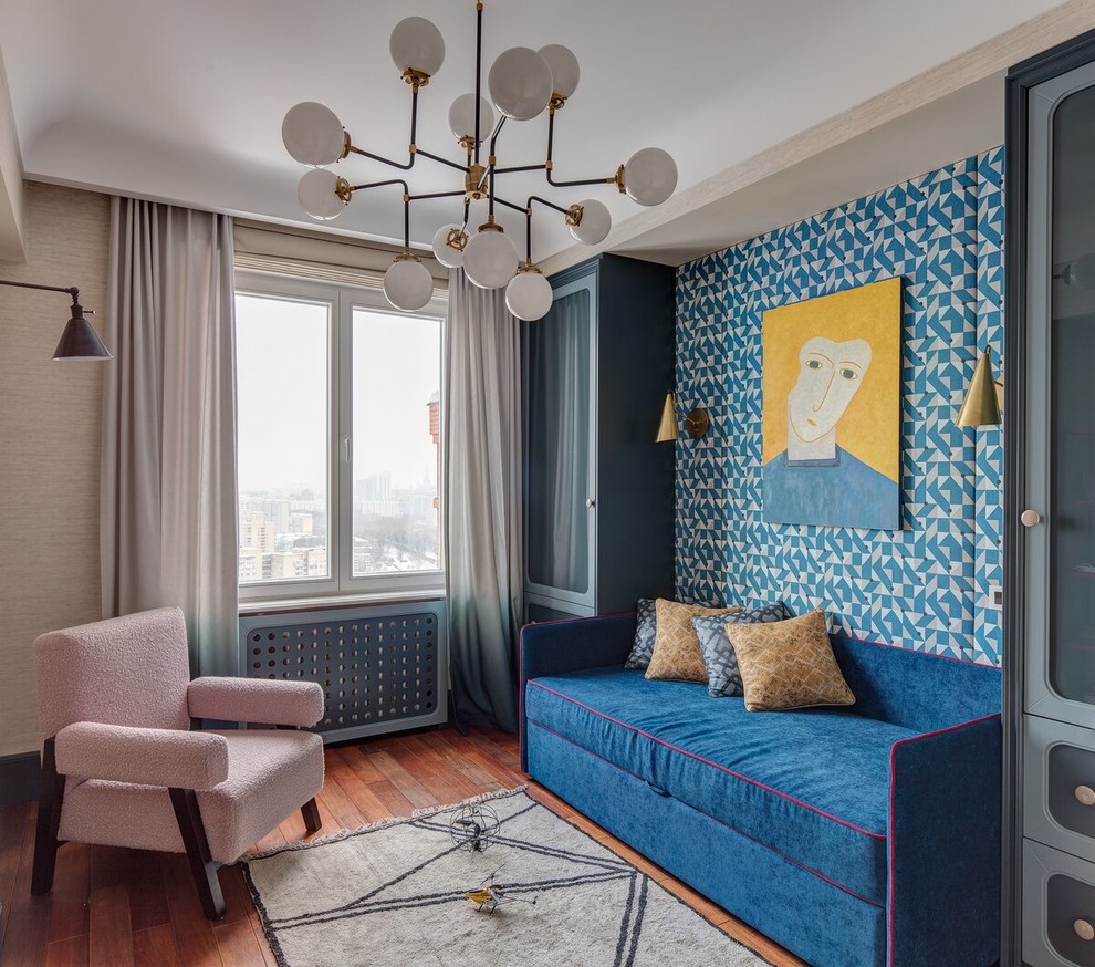 Eklektisches Kinderzimmer mit blauer Wandfarbe, braunem Holzboden und braunem Boden in Moskau