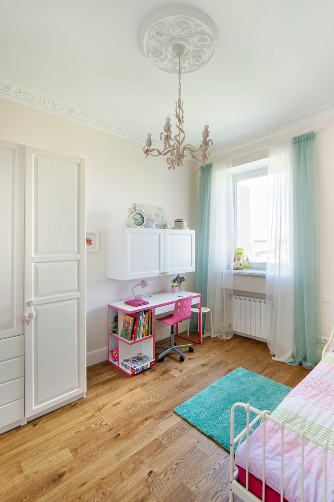 Modernes Mädchenzimmer mit Arbeitsecke, weißer Wandfarbe und braunem Holzboden in Moskau