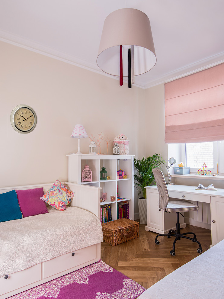 Modernes Mädchenzimmer mit beiger Wandfarbe und braunem Holzboden in Moskau