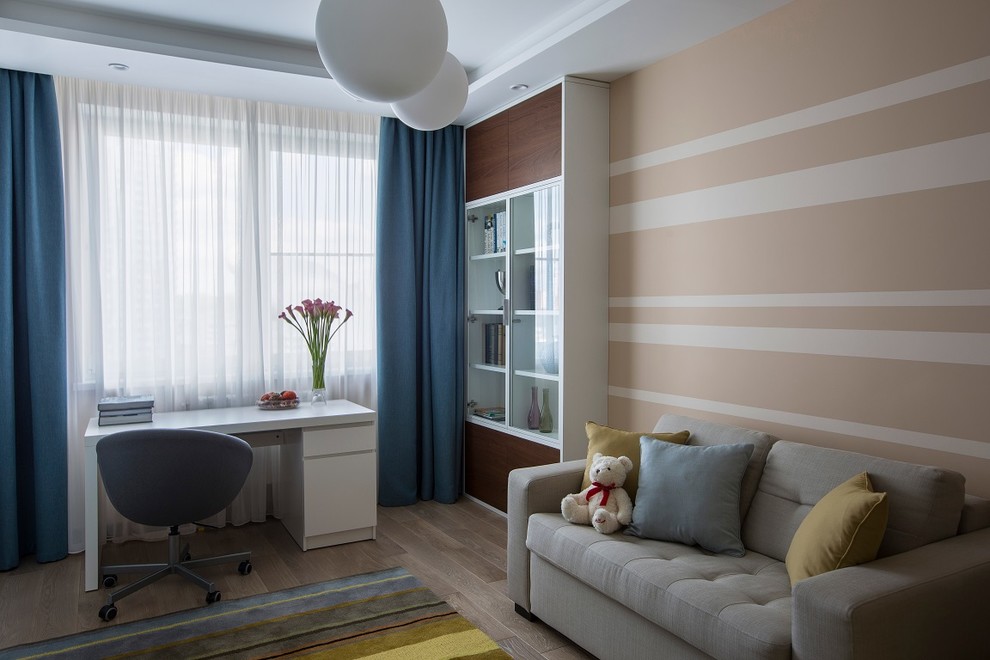 Modernes Kinderzimmer mit hellem Holzboden und bunten Wänden in Moskau