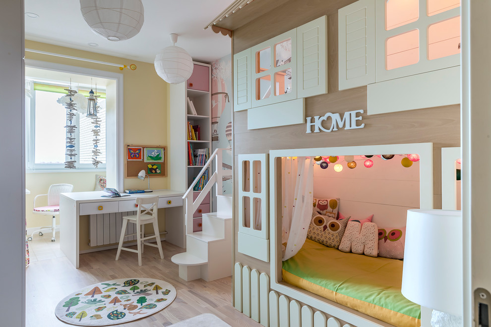 Пример оригинального дизайна: детская в современном стиле с спальным местом, желтыми стенами и бежевым полом
