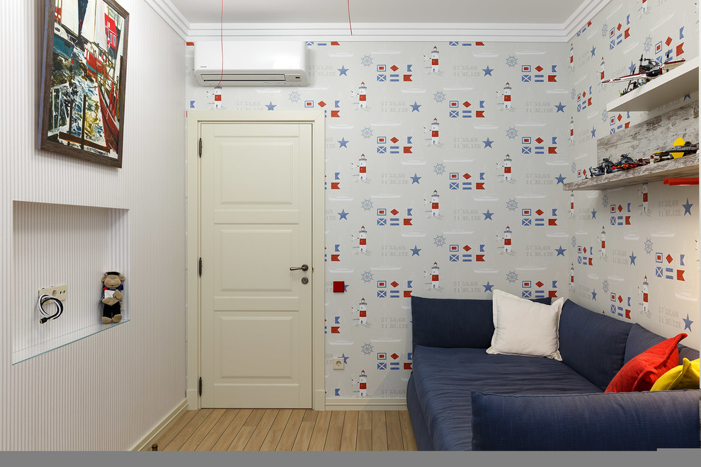 Idee per una grande cameretta per bambini stile marino con pareti multicolore, pavimento in laminato e pavimento beige