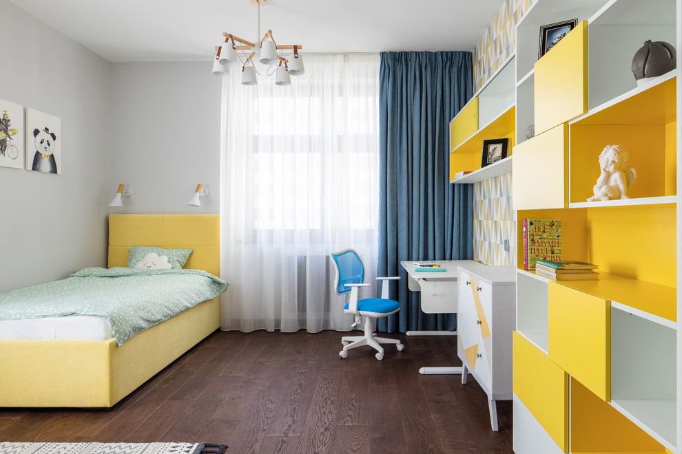 Пример оригинального дизайна: большая нейтральная детская в современном стиле с спальным местом, серыми стенами, паркетным полом среднего тона и коричневым полом для ребенка от 4 до 10 лет