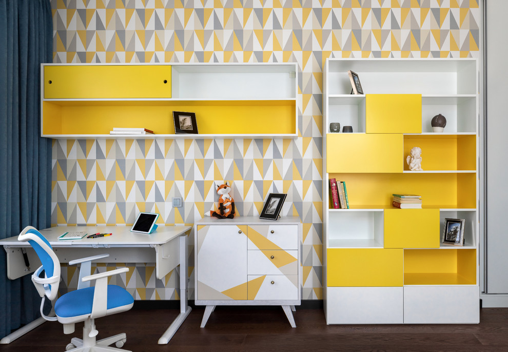 Modelo de habitación infantil unisex de 4 a 10 años contemporánea grande con suelo marrón, escritorio, paredes multicolor y suelo de madera oscura