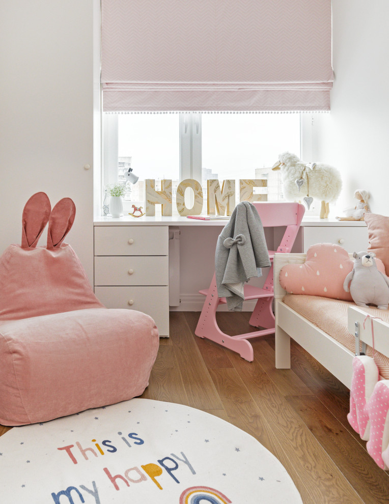 Imagen de habitación de niña contemporánea con paredes blancas, suelo de madera en tonos medios y suelo marrón