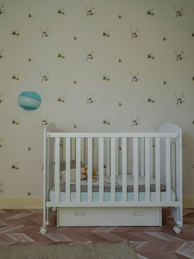 Diseño de habitación de bebé niño clásica con paredes verdes y suelo de corcho